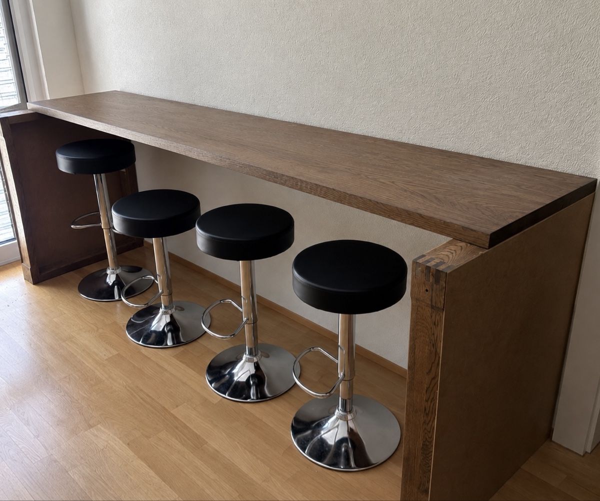 Set de table et chaises: Bartisch mit Barhocker – D'occasion à Balsthal par Yanu.l