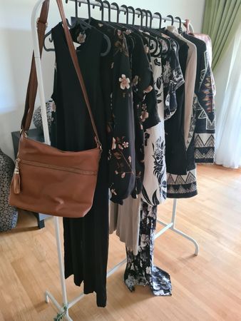 15 Teile Kleider Damen, gr. S/M, cognac, beige schwarz