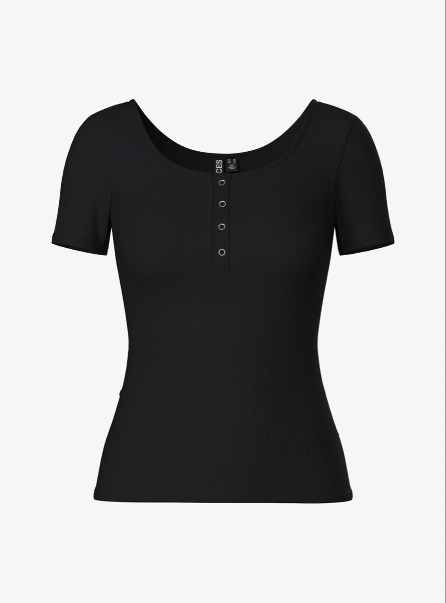 T-shirt: Basic Tshirt – Usato da Henau venduto da martina_1998 1