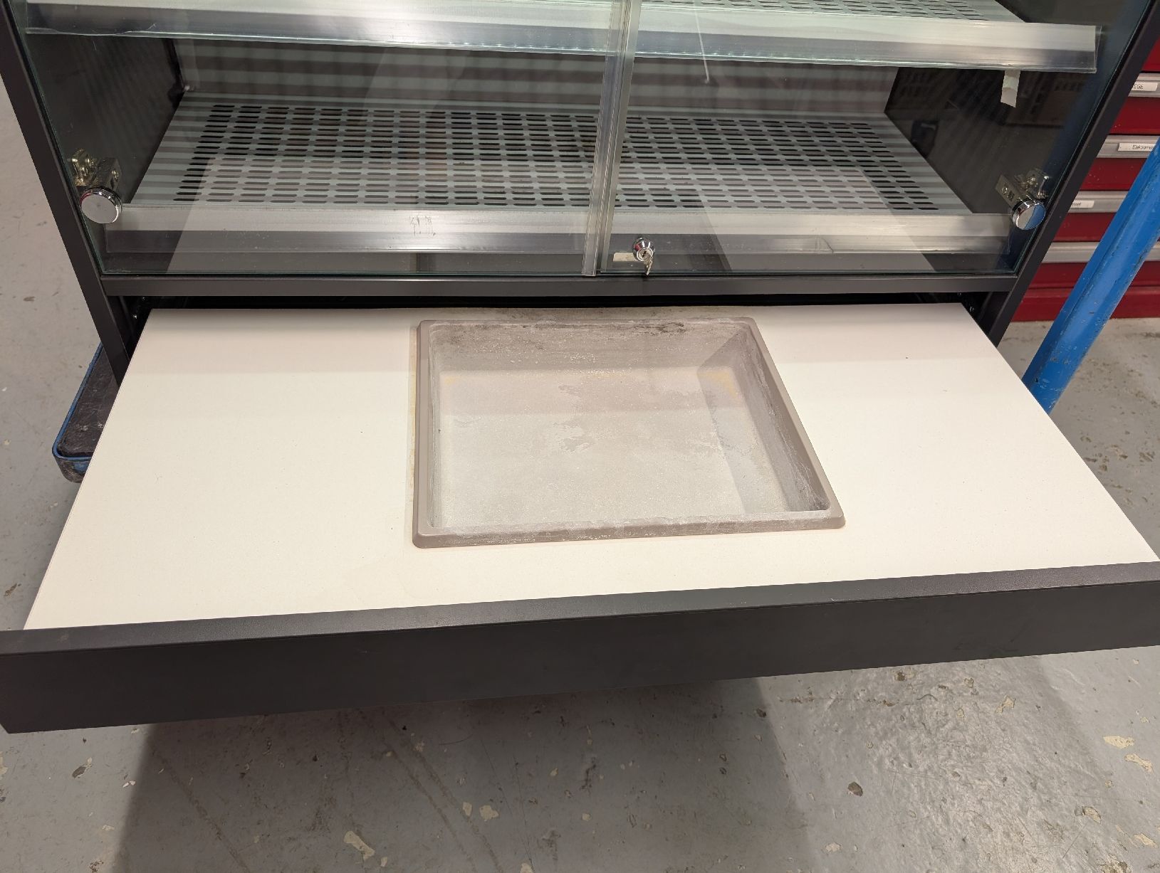 Humidor per sigari: Grosser, stabiler Humidor abschliessbar – Usato da Derendingen venduto da AssaAbloy 1