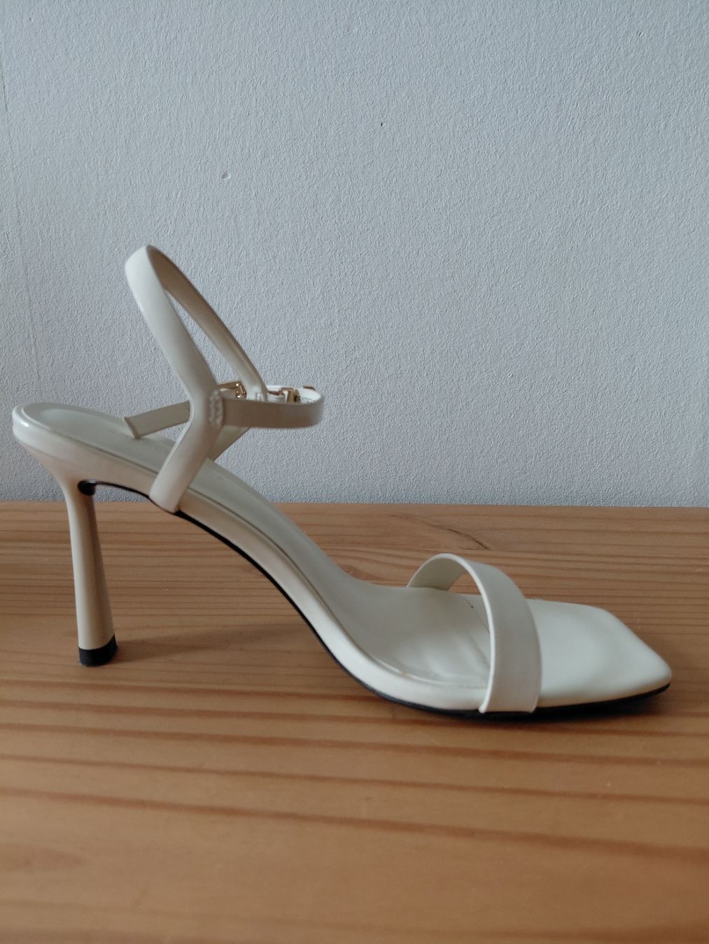 Scarpe da donna: CHARLES & KEITH Hochzeitsschuhe/Off White Sandals – Usato da Turbenthal venduto da apr_h7z2 2