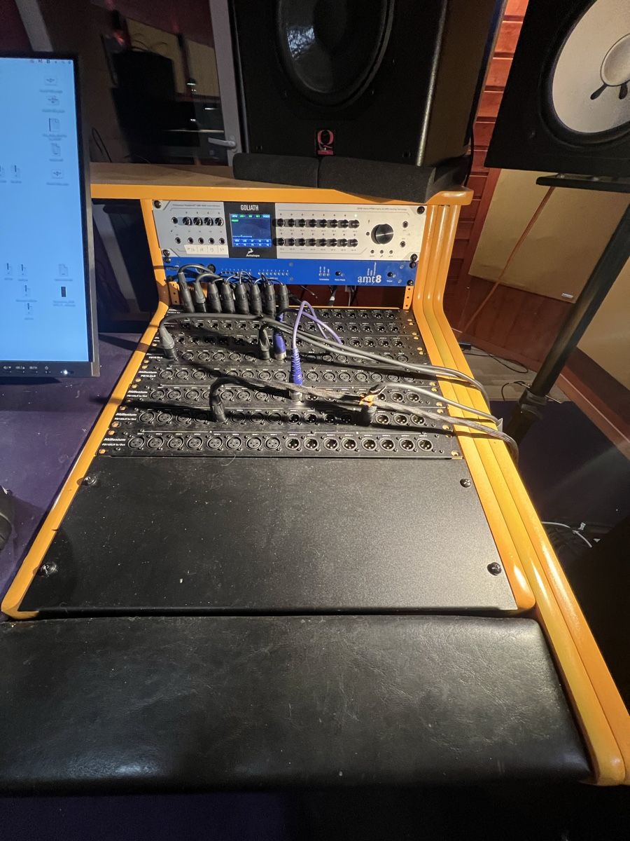 Omnirax Desk/Pult 24HE Racks inkl. neuem 40“ Bildschirm (Gebraucht) in ...