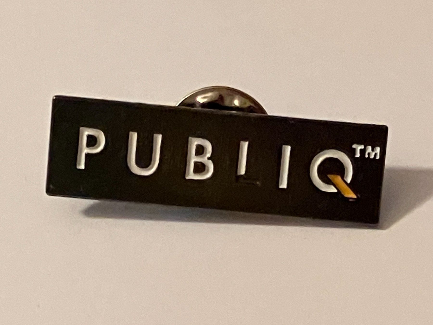 Placchette & Badge: 1 Pin Publiq – Usato da Basel venduto da djwwpp