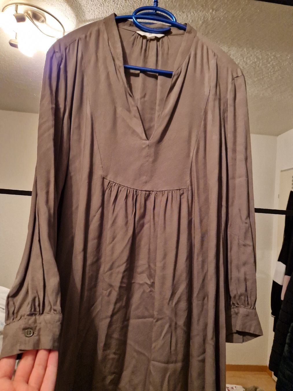 Vestiti: olivgrünes Kleid – Nuovo (secondo la descrizione) da Ebikon venduto da kov_9vqb 2