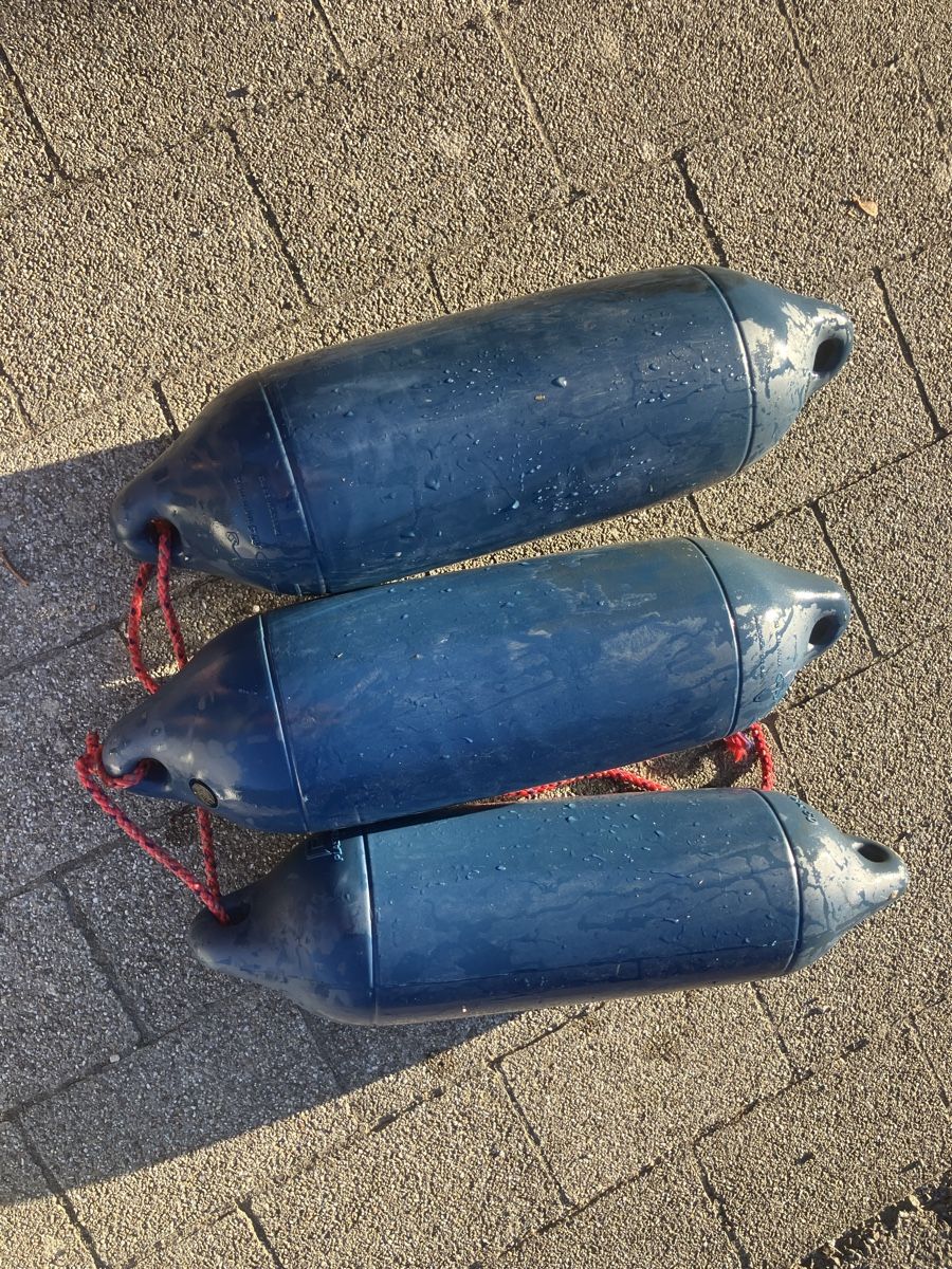 Bateaux: Drei Bootsfender blau  – D'occasion à Châbles FR par Tunturi7