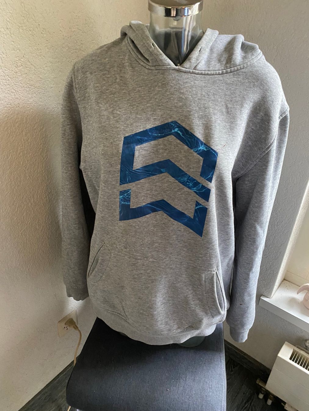 Pullover & Sweatshirts: semintri Hoodie Grösse XL – Gebraucht aus Allenwinden von Obalu