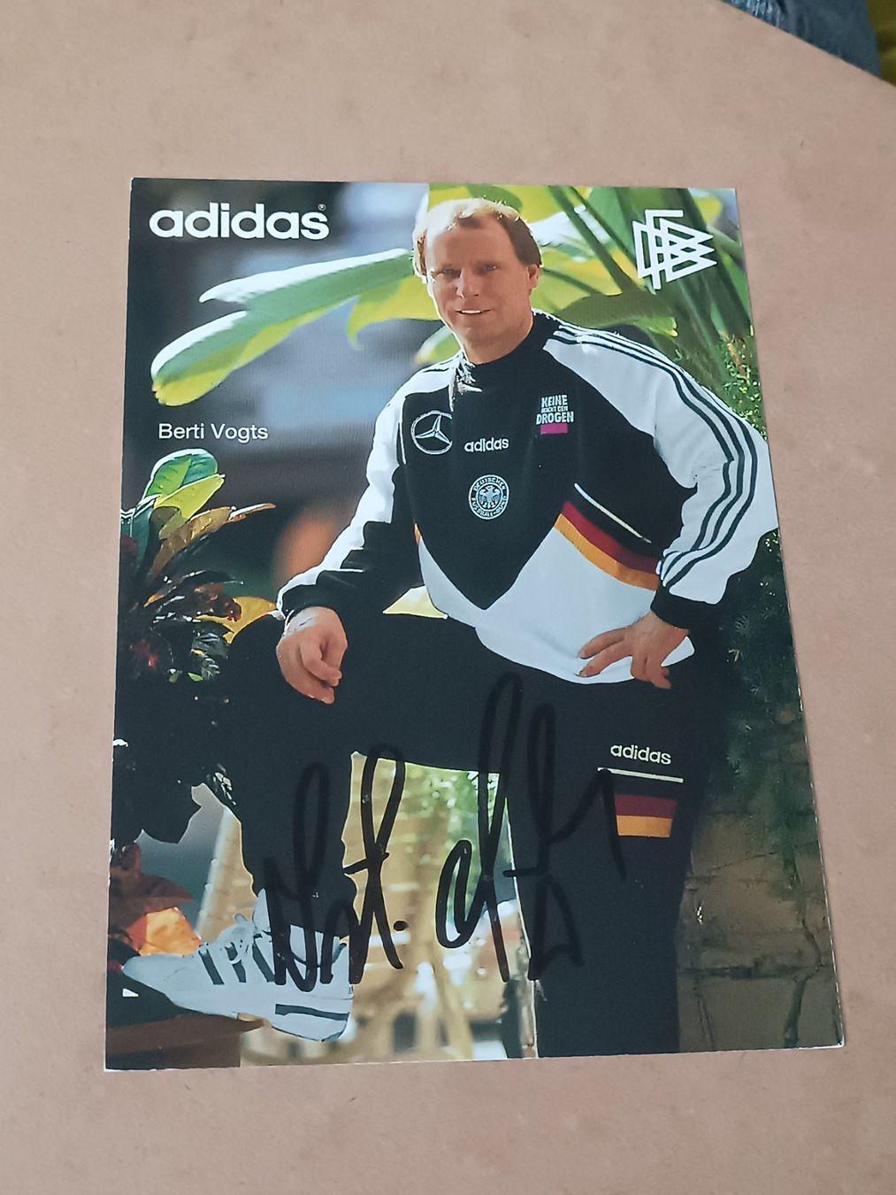 Autographes: Berti Vogts - handsignierte Autogrammkarte – D'occasion à Menziken par Artographs
