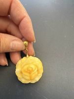 Rose-Anhänger aus Bernstein, Silber vergoldet