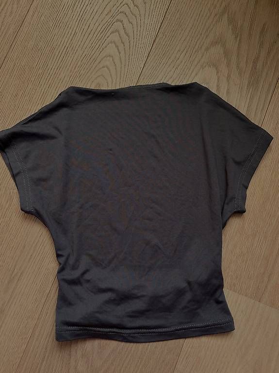 Top: Top S grigio e nero - Shein – Usato da Cademario venduto da ana_zp9b