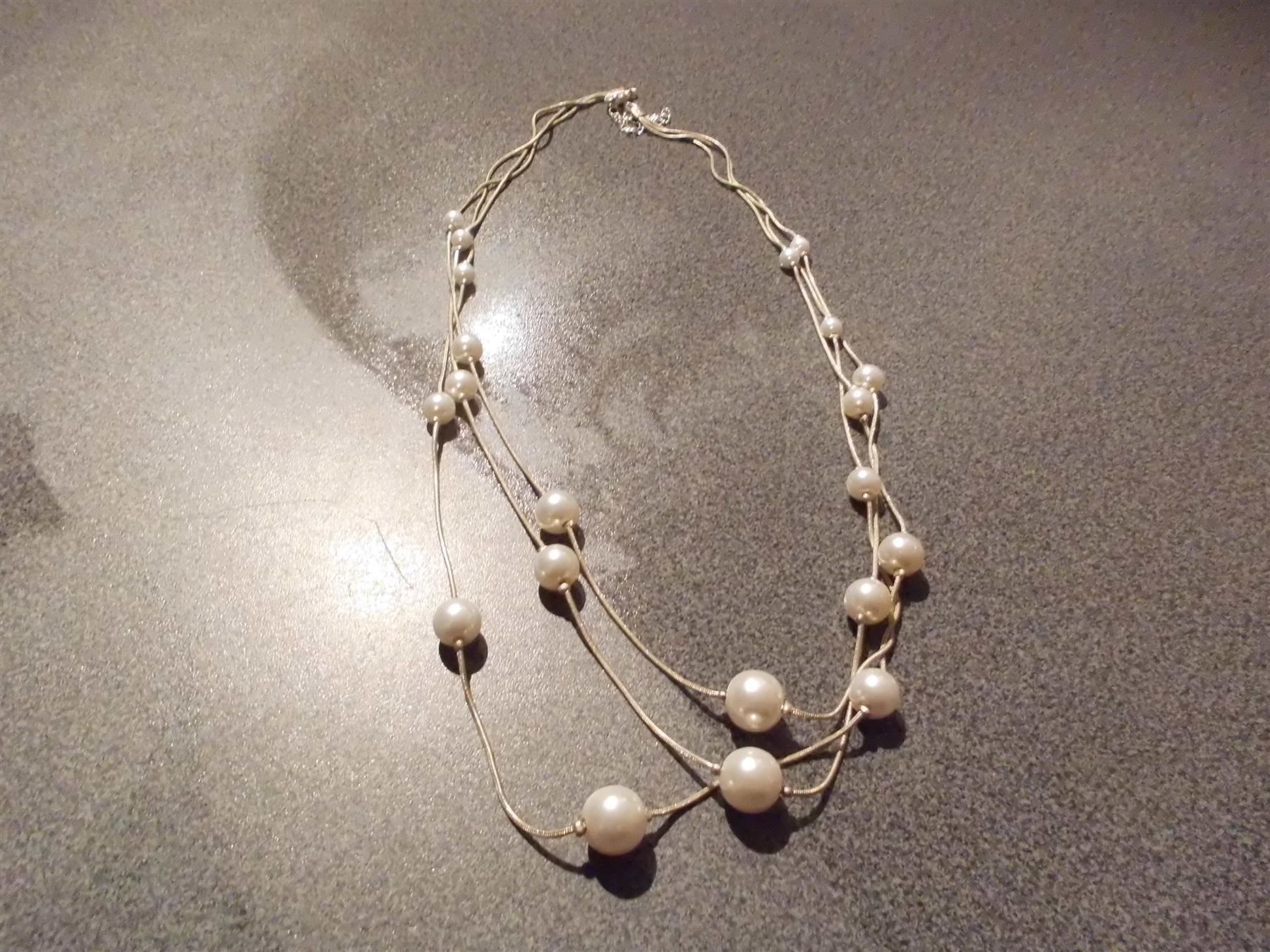 Catenine: Kette silberfarbig, Anhänger weisse Perle – Usato da Zürich venduto da Motzkuh