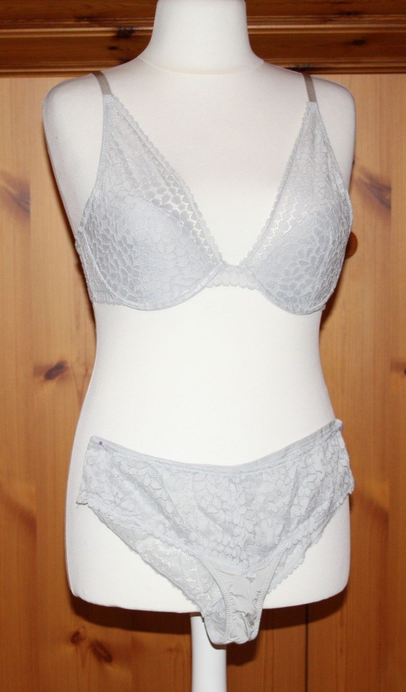 Altra biancheria intima: Set BH und Hose hellgrau Gr. L (22) – Usato da Flüelen venduto da Diversicum-Textil