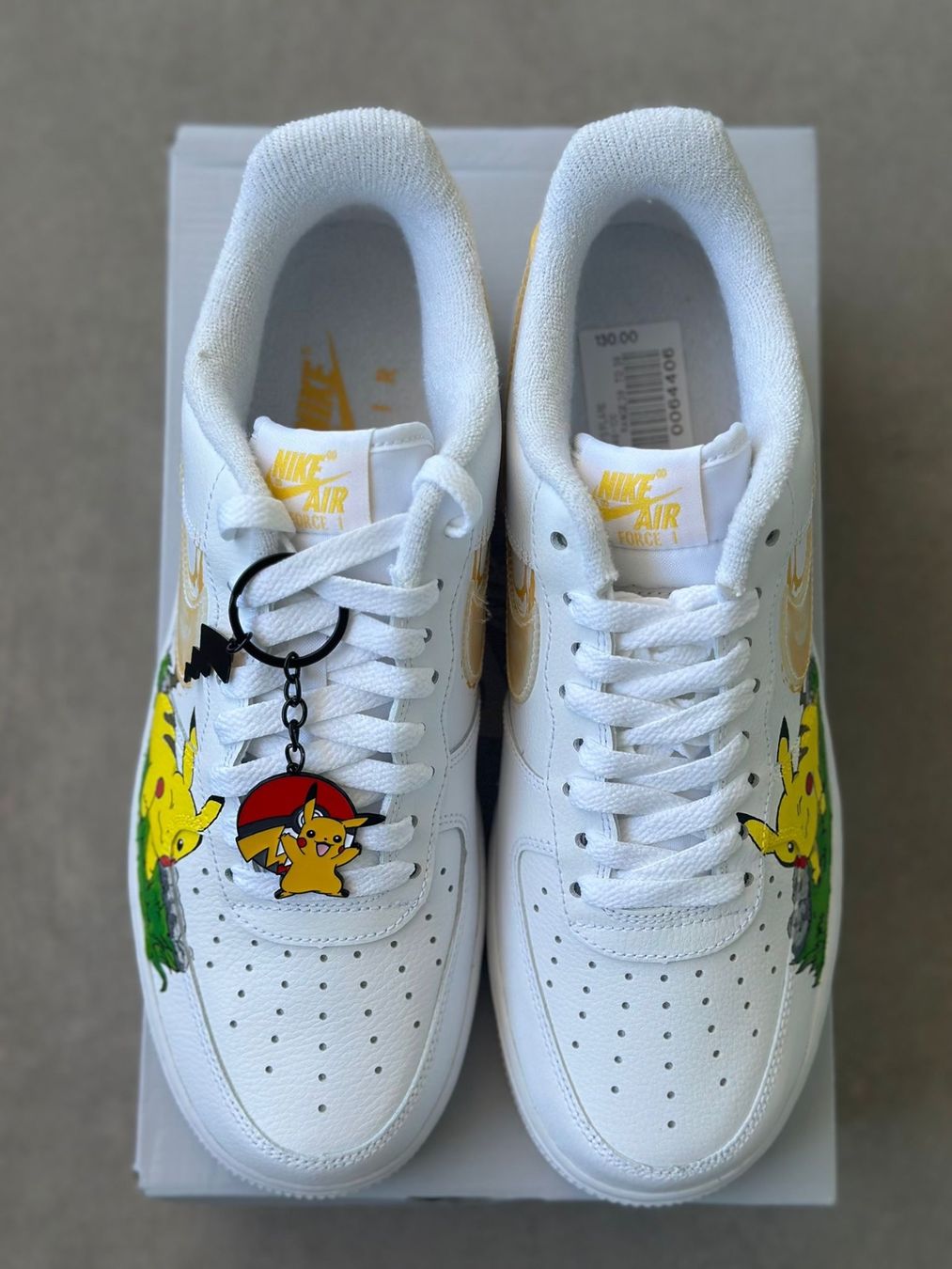 Nike Scarpe da uomo: Nike Air Force 1 Custom Pikachu, Gr. 42.5 – Nuovo e nell'imballaggio originale da Edlibach venduto da leo_ftr7 3