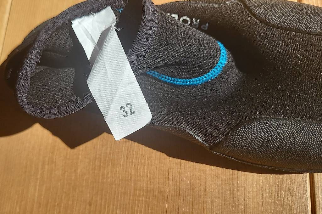 Scarpe per ragazzi: Neoprenschuhe Kinder Grösse 32 – Usato da Ottikon venduto da Garad07 1