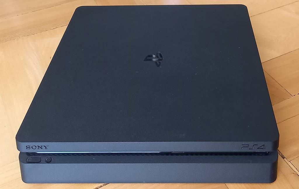 Sony Consoles: PS4 slim 500GB + goldiger Controller – D'occasion à Bazenheid par fat_s6fk 1