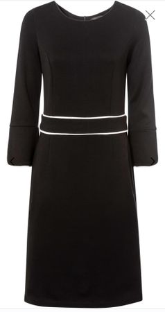 Schwarzes Kleid mit weißen Linien.