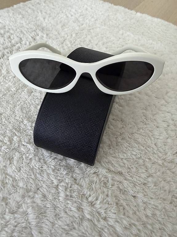 Prada Brillen & Gläser: Prada Originale Sonnenbrille – Gebraucht aus St. Gallen von LGAD96