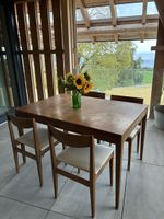 Ausziehbarer Holztisch mit Stühlen
