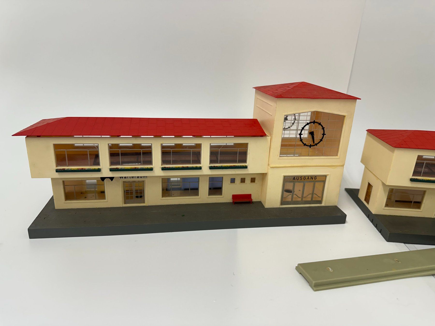 Modellini di ferrovie: H0 Bahnhof mit Restaurant & Uhrturm – Usato da Dübendorf venduto da TrimTrend 3