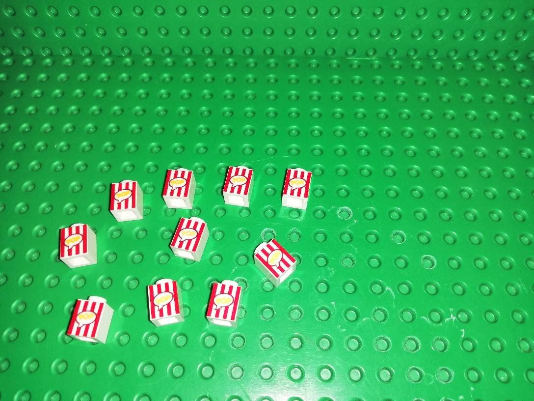 Lego Giocattoli: Lot de 10 bricks Lego sérigraphiées – Usato da La Tour de Trême venduto da Startjouet