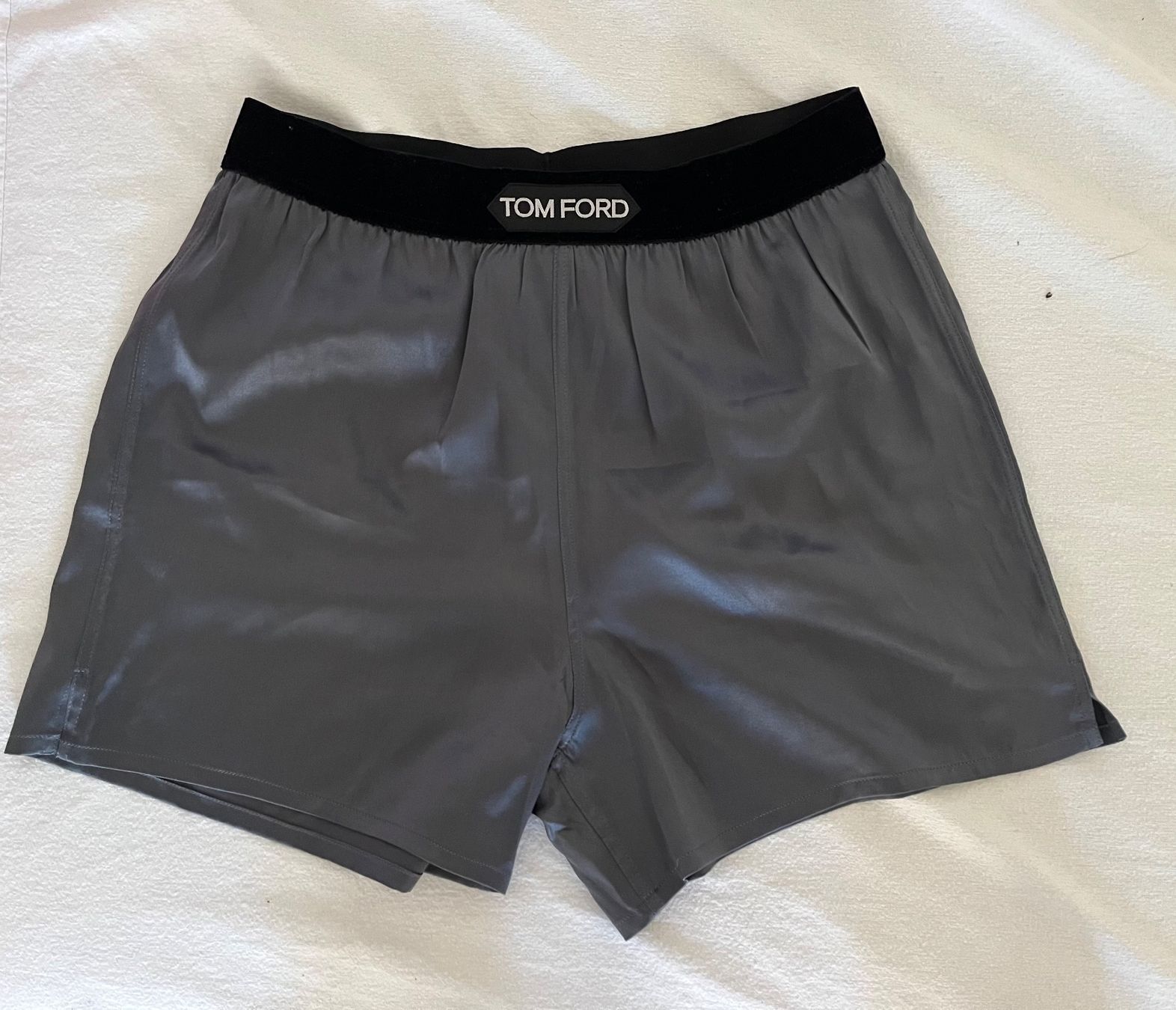 Tom Ford Hosen: Tom Ford, Short soie, XS gris – Gebraucht aus Genève von dachaw
