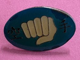 Pin Anstecknadel Karate Faust Motiv blau