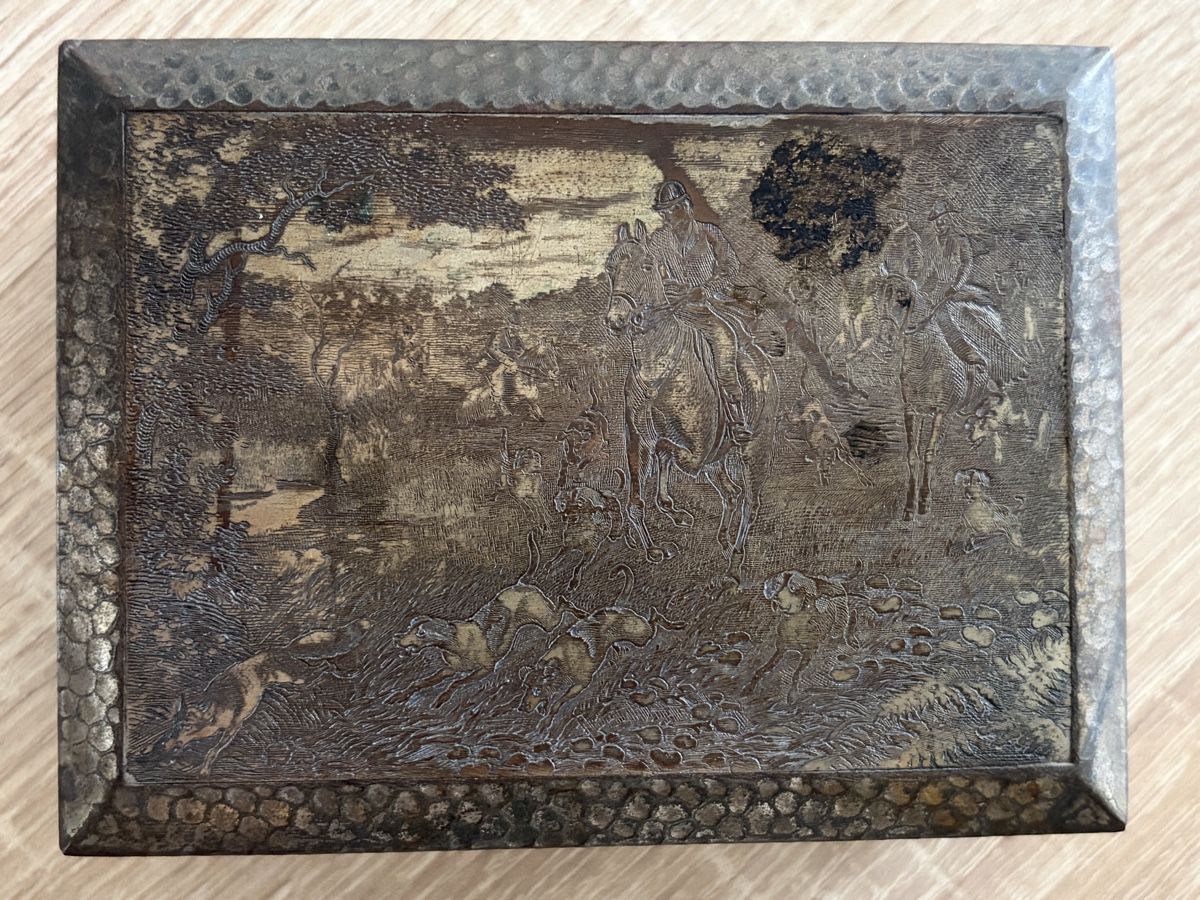 Portagioie: Antique Relief Decorated Jewelry Box – Usato da Interlaken venduto da giorgiotraverso 1