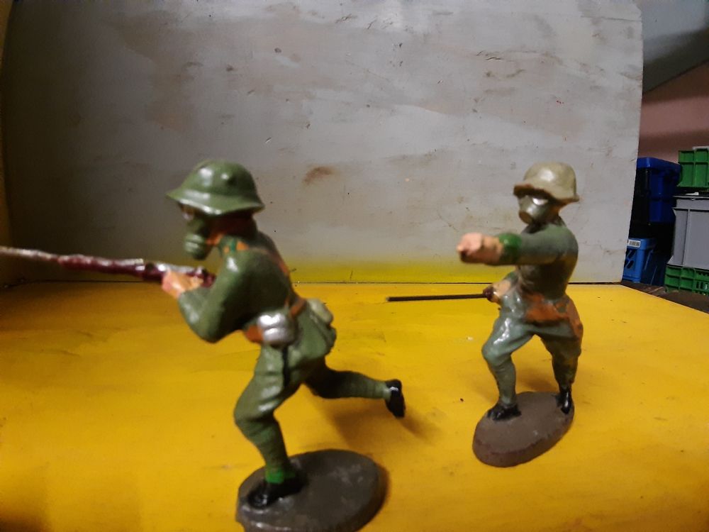 Soldats avec masque à gaz 3