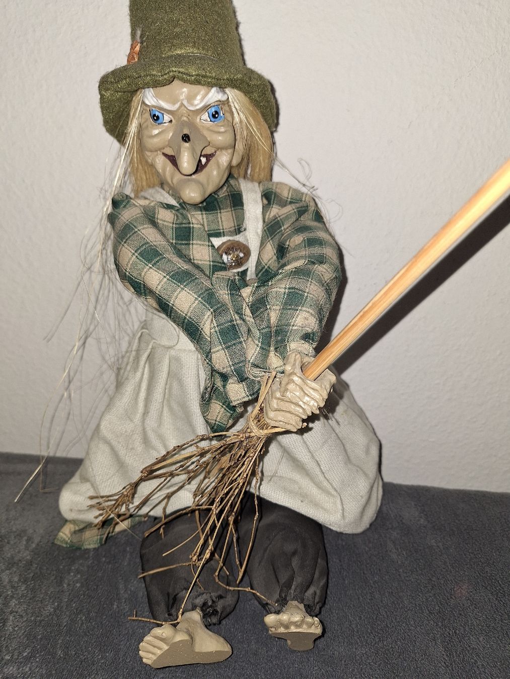Tutte le decorazioni: Hexe Puppe mit Besen Deko  – Usato da spreitenbach venduto da lumbalplatte 2
