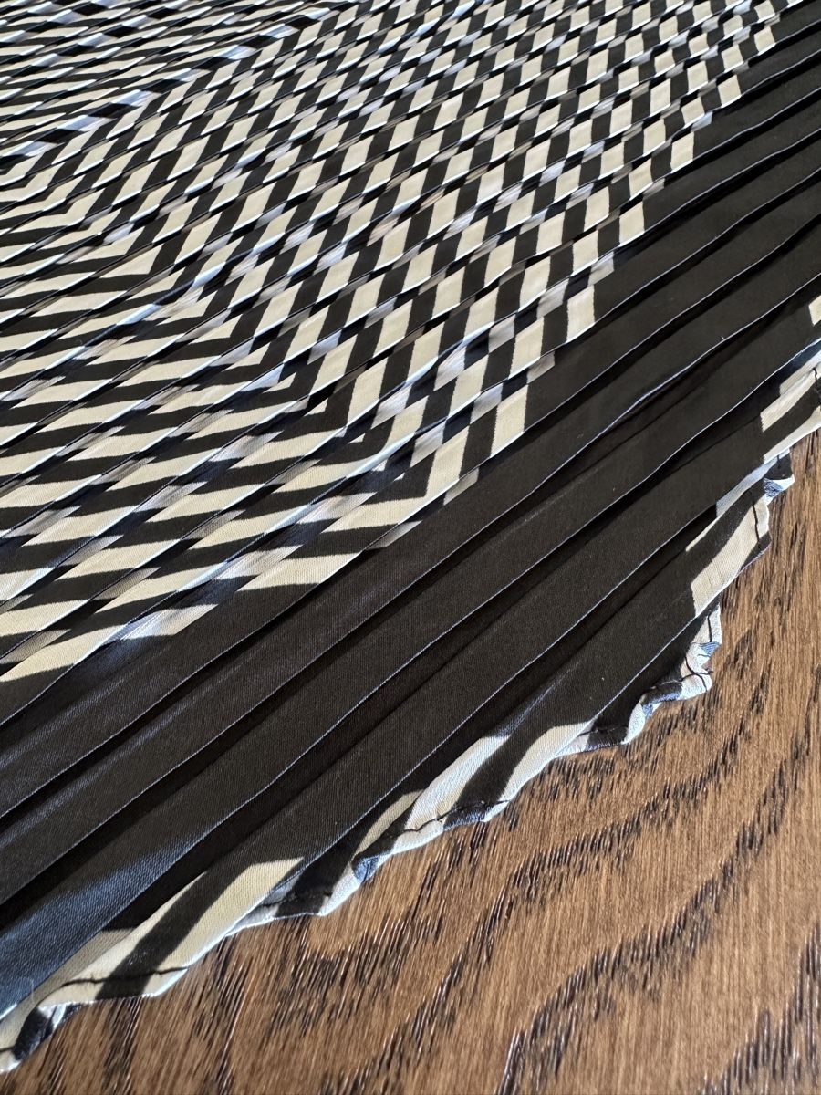 Foulard & Sciarpe: Schwarzer Plissee Schal mit Muster, 100x45 cm – Usato da Luzern venduto da Thorxx13 1