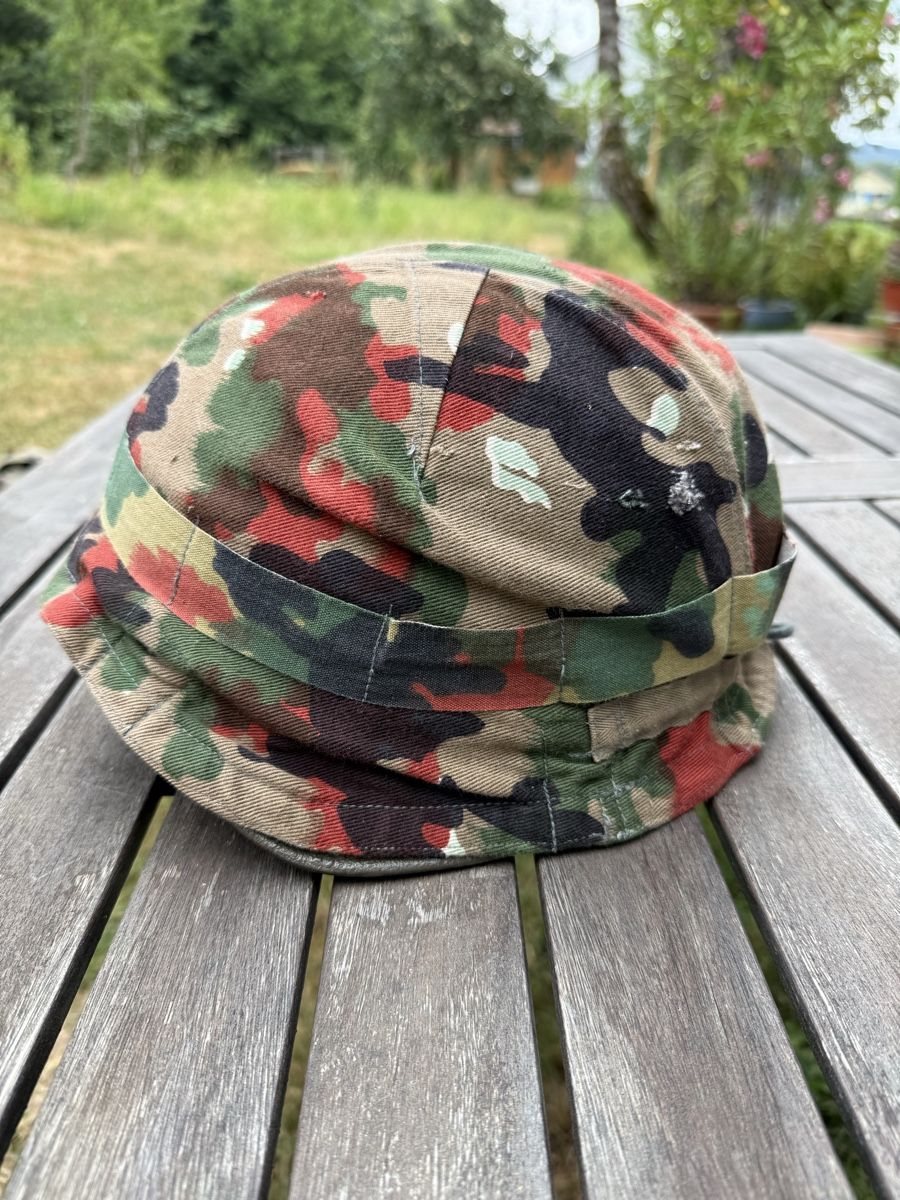 Armée suisse Uniformes: Casque M71 avec camouflage (2) – D'occasion à Fribourg par Ardoffel 1