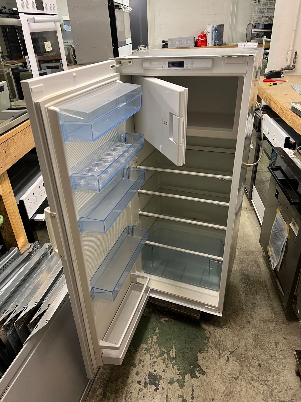 Frigoriferi: Fust Einbau Kühlschrank 127 cm Gratis Lieferung – Usato da Tuggen venduto da Nikihaushaltsgeraete