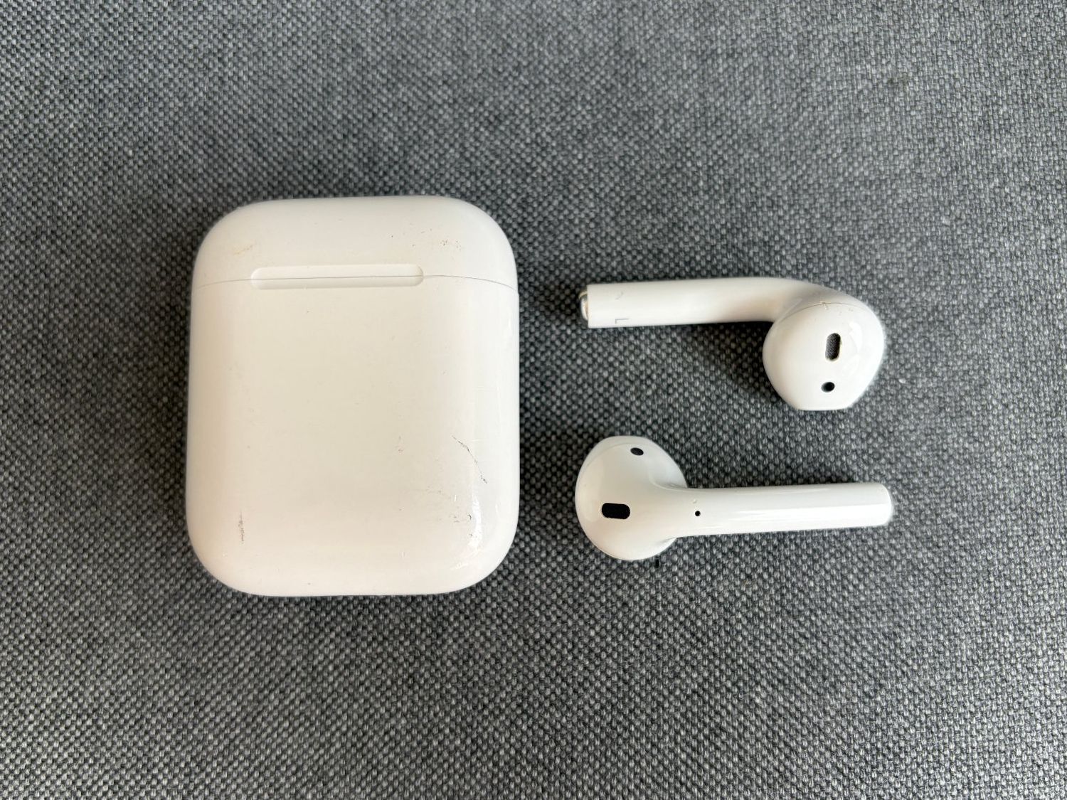Apple Casques audio: Apple AirPods 2. Generation mit Ladecase und Kabel – D'occasion à Zug par nadine.xx