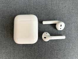 Apple AirPods 2. Generation mit Ladecase und Kabel