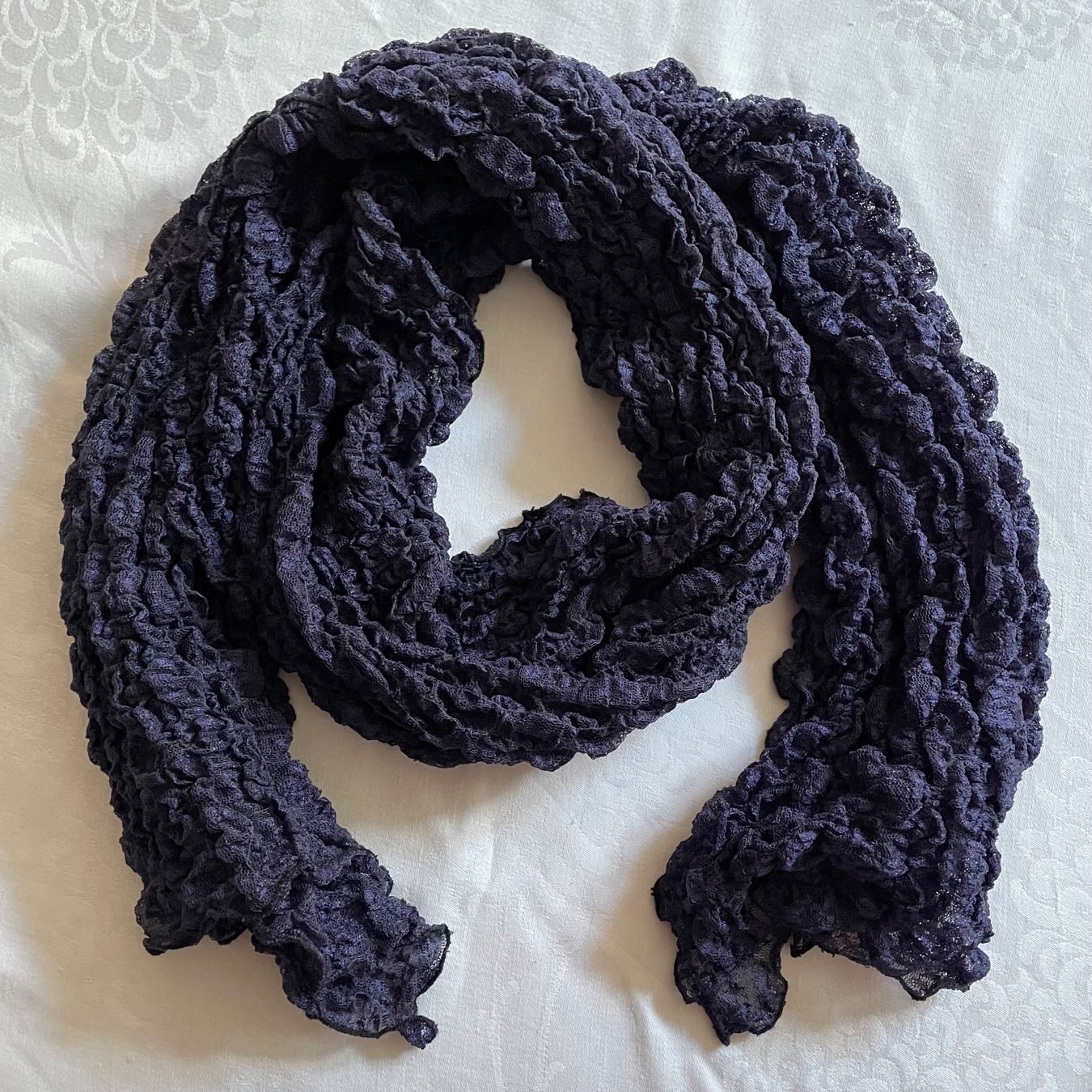 Foulard & Sciarpe: Dunkelblauer Crinkle-Schal – Usato da Liestal venduto da Coutellerie