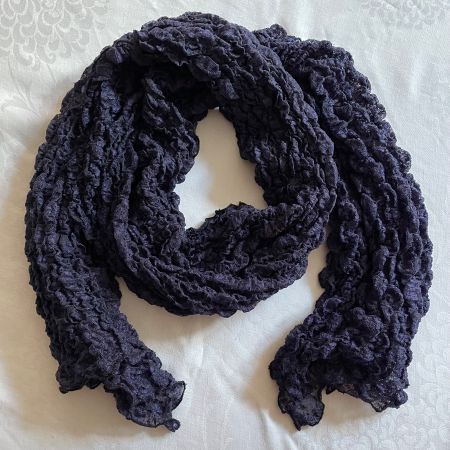 Dunkelblauer Crinkle-Schal