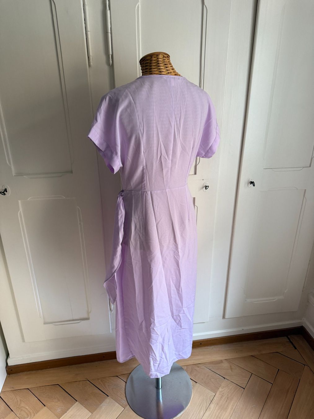 Monki Kleider: MONKI - Wickelkleid flieder S – Gebraucht aus Zürich von Diazaio 3