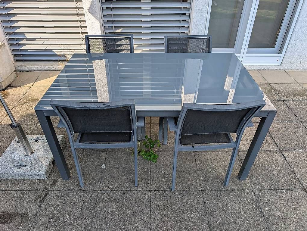 Set di tavolo e panche: Gartentisch und Stühle – Usato da Hüttwilen venduto da frolens123 1