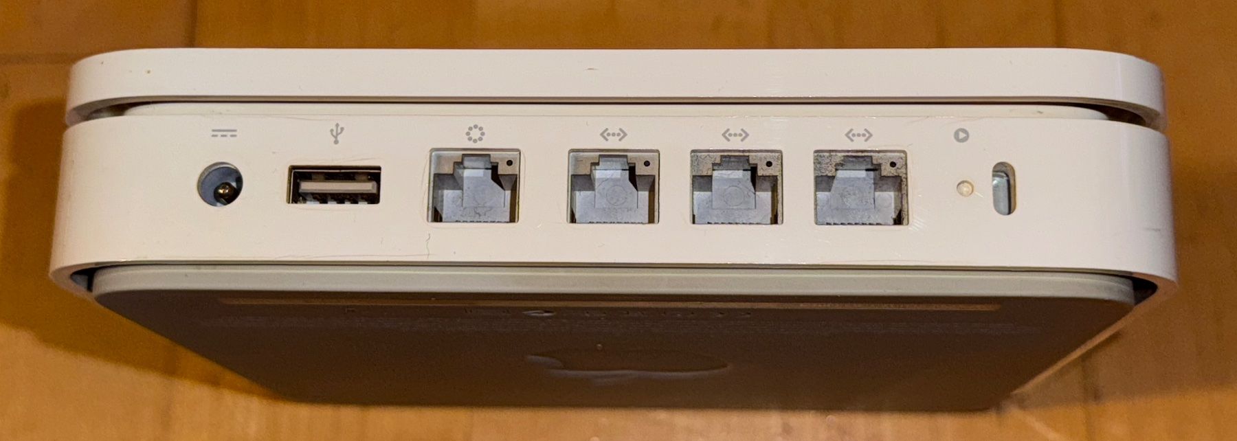 Apple Modem & Router: Apple Airport Base Station A1143 – Difettoso da Unterengstringen venduto da NOISE 2