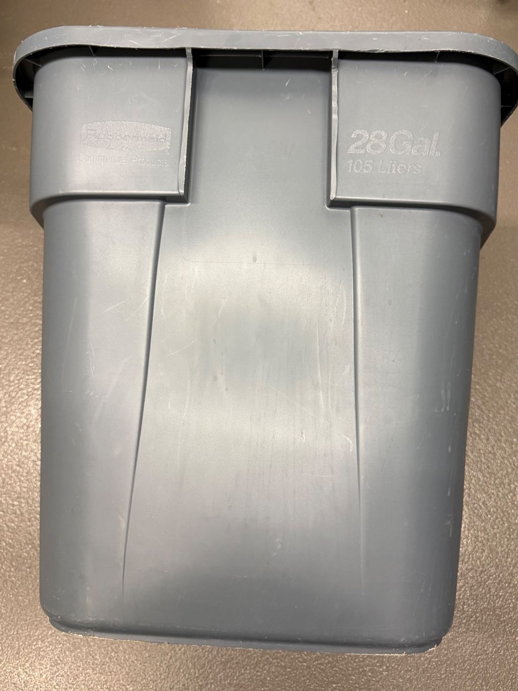 Behälter & Ähnliches: 2 Stk. Rubbermaid Behälter 105 lt. – Gebraucht aus Hinwil von flaggli 1