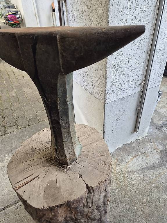 Attrezzi da lavoro: Alter Amboss mit Holzsockel – Usato da Itingen venduto da Joschi016 1