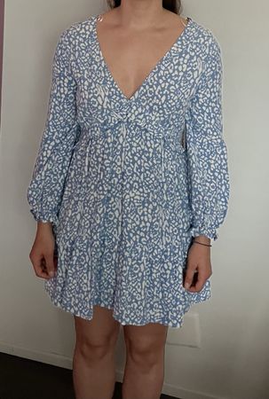 Sommerliches Minikleid mit blauem Muster, Grösse M
