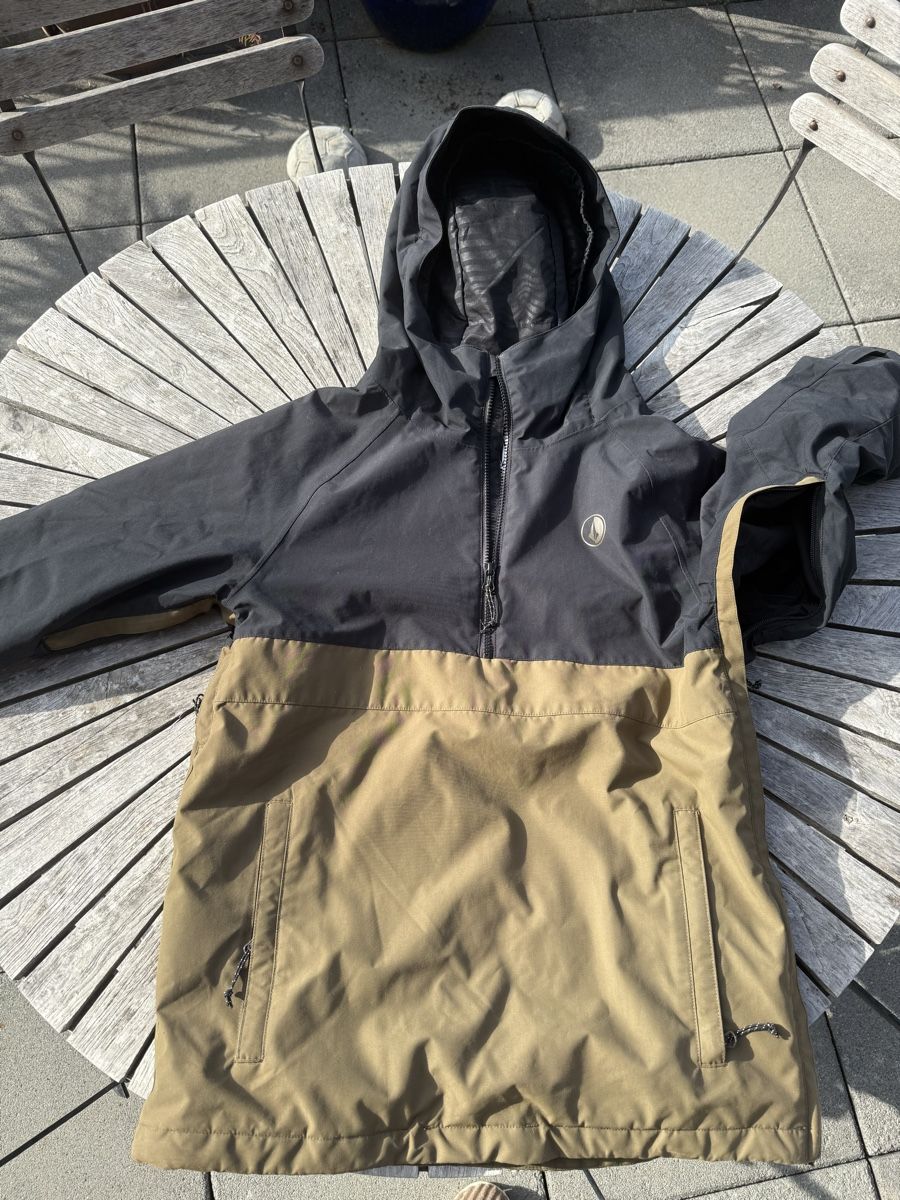 Volcom Jacken: Volcom Winterjacke mit Schneefang – Gebraucht aus Oberhofen Thun'see von nic_ld9k