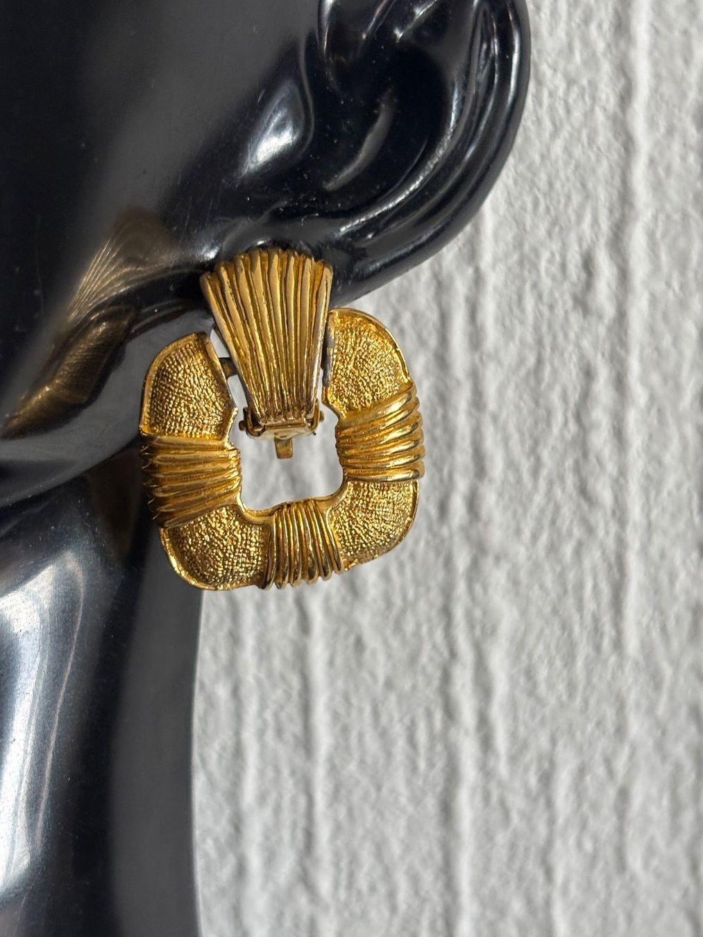 Boucles d'oreille: Boucles d'oreilles clips dorées carrées – D'occasion à Peseux par CharmeCommerce 1