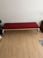 Sitzbank mit rotem Polster und silbernen Füssen L110cm