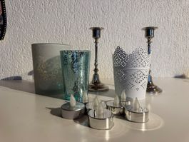 Konvolut aus Kerzenständern, LED Teelichter, Teelichthaltern