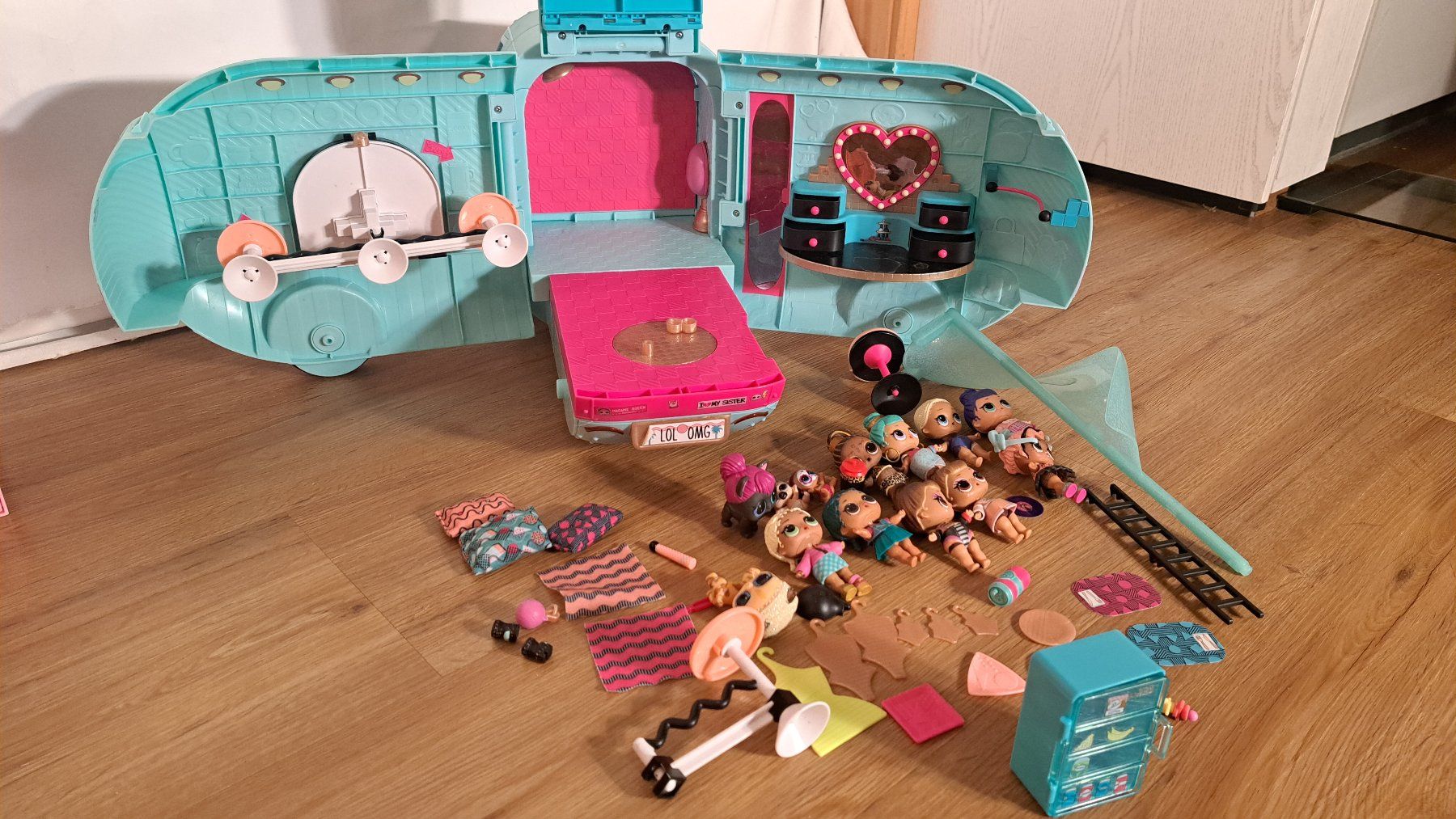 Spielzeuge: LOL Surprise Bus mit Figuren Set 1 – Gebraucht aus Romanshorn von H_meyer 2