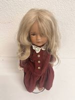 Vintage Heidi Ott Puppe «Mädchen im bordeauxroten Kleid»