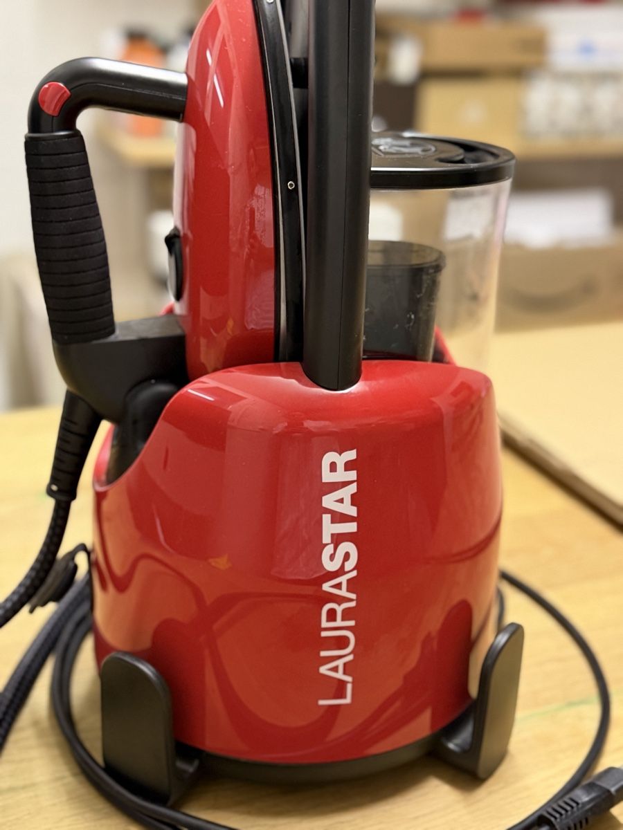 Laurastar Ferri da stiro: LauraStar Bügeleisen rot, – Usato da Büttikon AG venduto da jen_g5s9