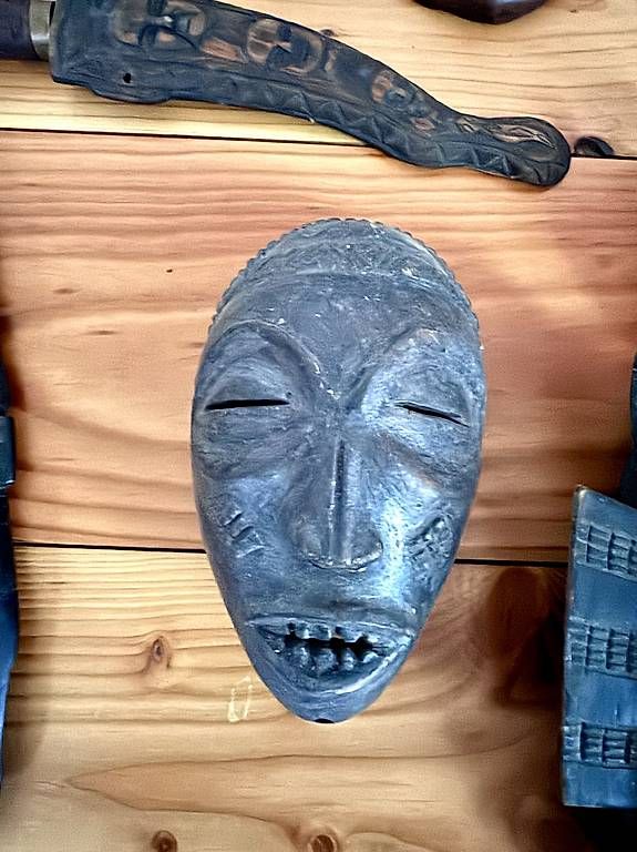 Internationale Kunst: Afrikanische Masken und Figuren – Gebraucht aus Feuerthalen von mic_t8xw 2