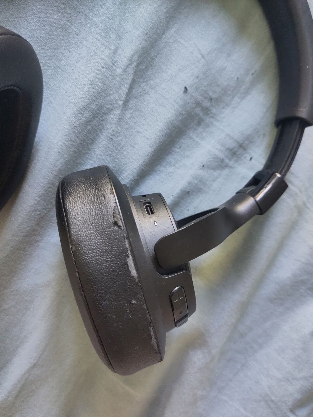 JBL Casques audio: Kopfhörer JBL Tune 710BT schwarz – D'occasion à Riedholz par mic_pq2p 2
